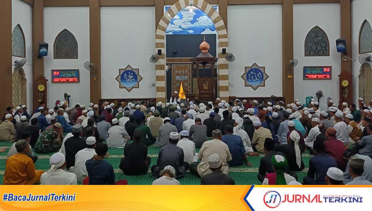 Tabligh Akbar dengan tausiyah agama dari Ustadz Abdul Latif KH Al-Hafidz at-Tijany pimpinan pondok pesantren Daarul Kalam di Kabupaten Indragiri Hilir yang kemudian dilanjutkan dengan makan bersama di Masjid Baiturrahman, Teluk Air, Tanjung Balai Karimun, Jumat (11/07/2025) malam. (JurnalTerkini.id/edy kencana)