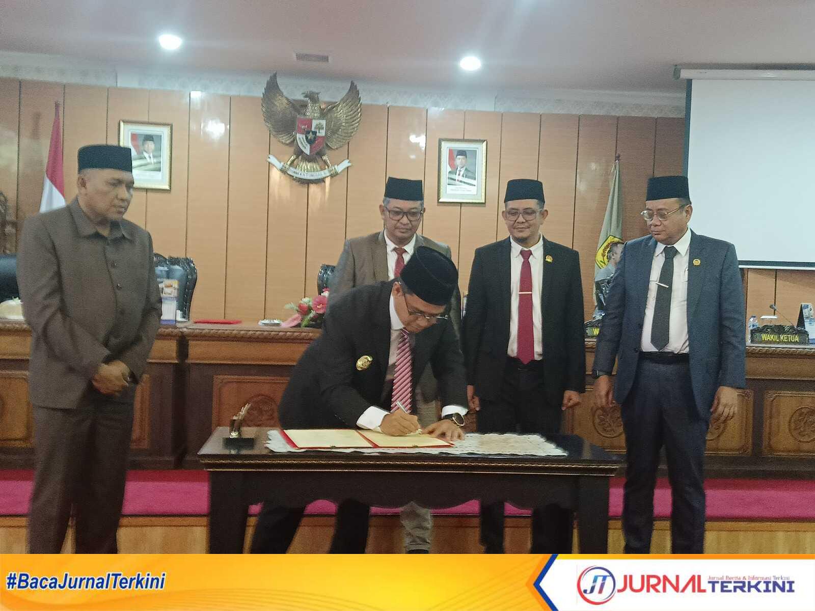 Bupati Karimun Iskandarsyah dan Wakil Bupati Karimun Rocky M Bawole ketika melakukan penandatangan nota kesepakatan antara Pemda dan DPRD karimun. FOTO: Edy Kencana