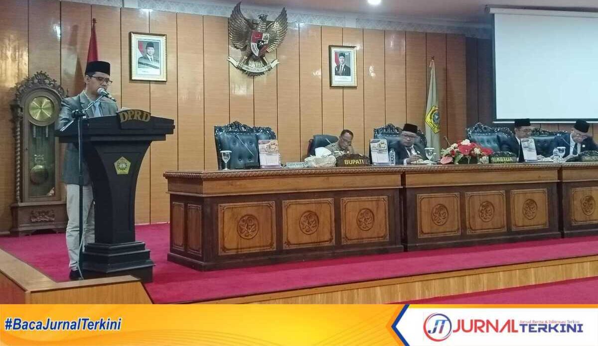 Bupati Karimun Iskandarsyah menyampaikan pidato pengantar RPJMPD 2025-2029 dalam rapat paripurna di gedung DPRD Karimun, Selasa (22/7/2025). (JurnalTerkini.id/edy kencana)