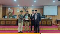 ki-ka: Bupati Karimun Ing Iskandarsyah, Ketua DPRD Karimun Raja Rafiza, Wakil Ketua Satria dan Wakil Ketua Ady Hermawan menunjukkan naskah RPJMD 2025-2029 dalam rapat paripurna di gedung DPRD Karimun, Selasa (22/7/2025). (JurnalTerkini.id/edy kencana)