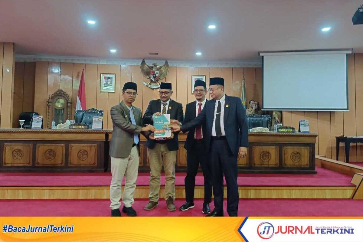 ki-ka: Bupati Karimun Ing Iskandarsyah, Ketua DPRD Karimun Raja Rafiza, Wakil Ketua Satria dan Wakil Ketua Ady Hermawan menunjukkan naskah RPJMD 2025-2029 dalam rapat paripurna di gedung DPRD Karimun, Selasa (22/7/2025). (JurnalTerkini.id/edy kencana)