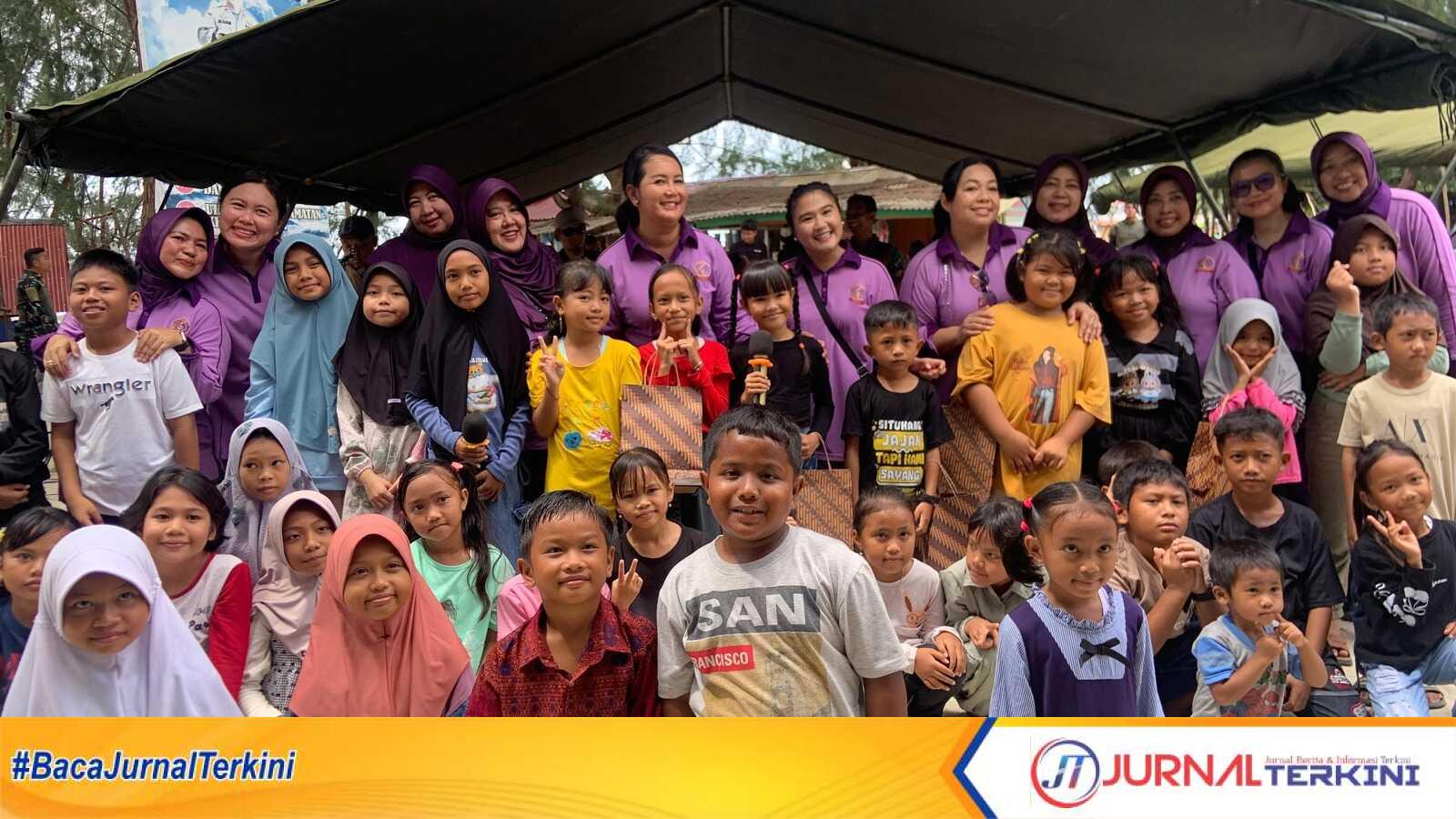 Masyarakat pesisir Trikora makan siang gratis salam rangka HUT IKKT Pragati Wira Anggini.FOTO:DIKA