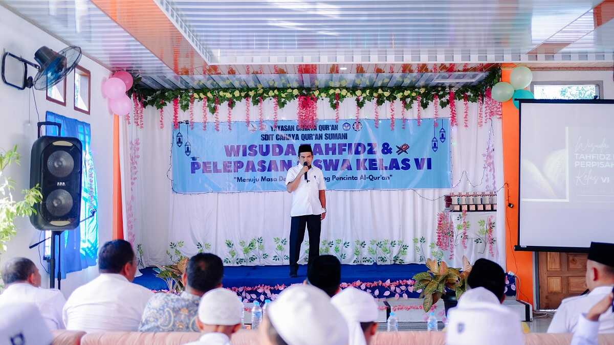 Wisuda tahfidz quran solok Wabup Candra saat hadiri Wisuda Tahfidz SDIT Cahaya Qur’an Sumani, Rabu (11/06/2025). (Foto DiskominfokabSolok).