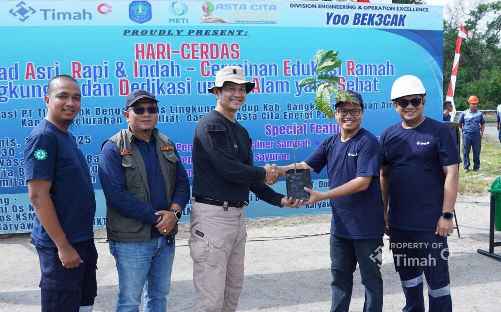 PT Timah melalui Divisi Engineering and Operation Excellence (EOE) menyerahkan bantuan bibit pohon kepada KSM Resam (Rumah Kreatif Matras), Bangka, Kamis (3/7/2025). (Timah)