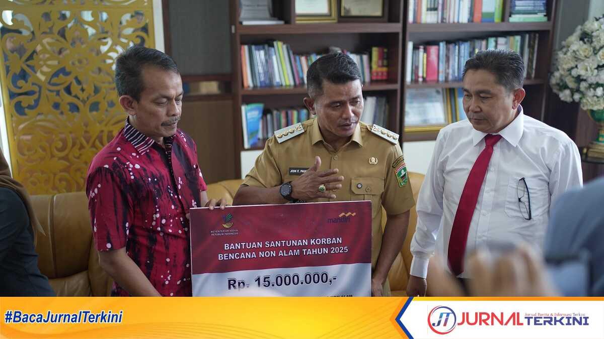 Bupati Serahkan Bantuan dari Kementerian Sosial kepada Korban Kebakaran di Kab Solok. (Foto DiskominfokabSolok)