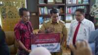 Bupati Serahkan Bantuan dari Kementerian Sosial kepada Korban Kebakaran di Kab Solok. (Foto DiskominfokabSolok)