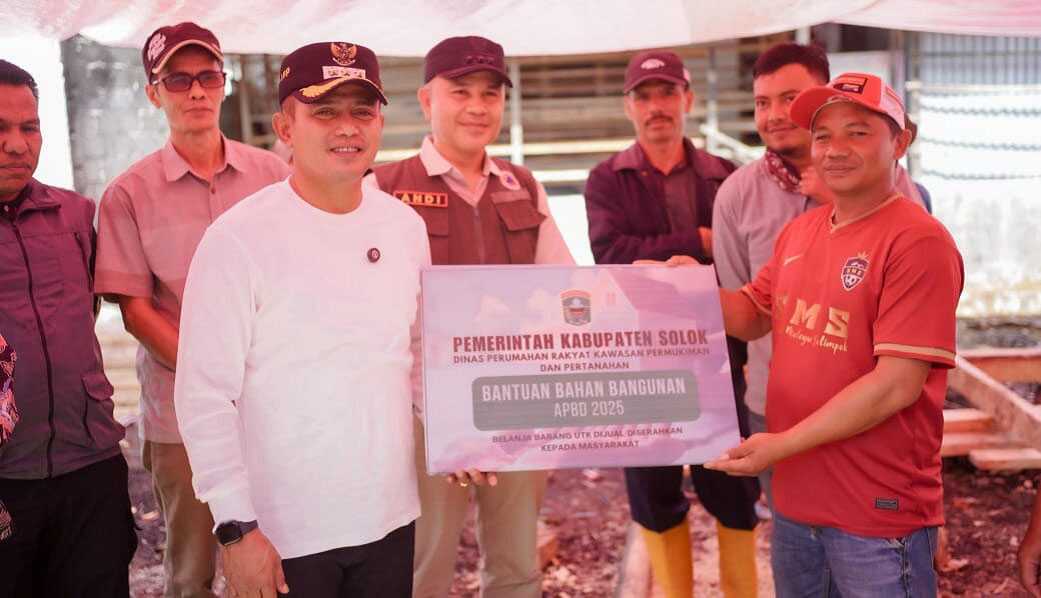 bantuan korban kebakaran di solok Bupati Solok Serahkan Bantuan kepada Korban kebakaran di Nagari Salimpek, Minggu (04/05/2025). (Foto DiskominfokabSolok)