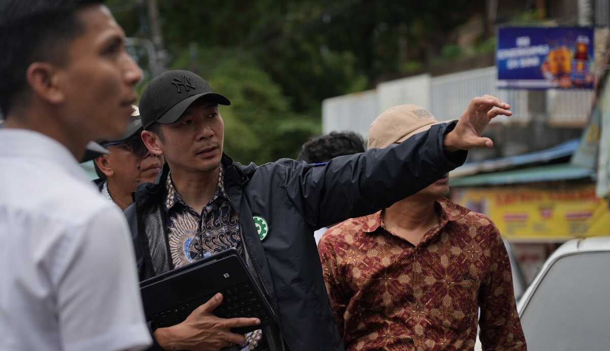 Anggota/Deputi Bidang Infrastruktur BP Batam Mouris Limanto memimpin pemetaan persoalan dan penyebab banjir di setiap titik rentan banjir di Kota Batam. (foto: humasbpbatam)