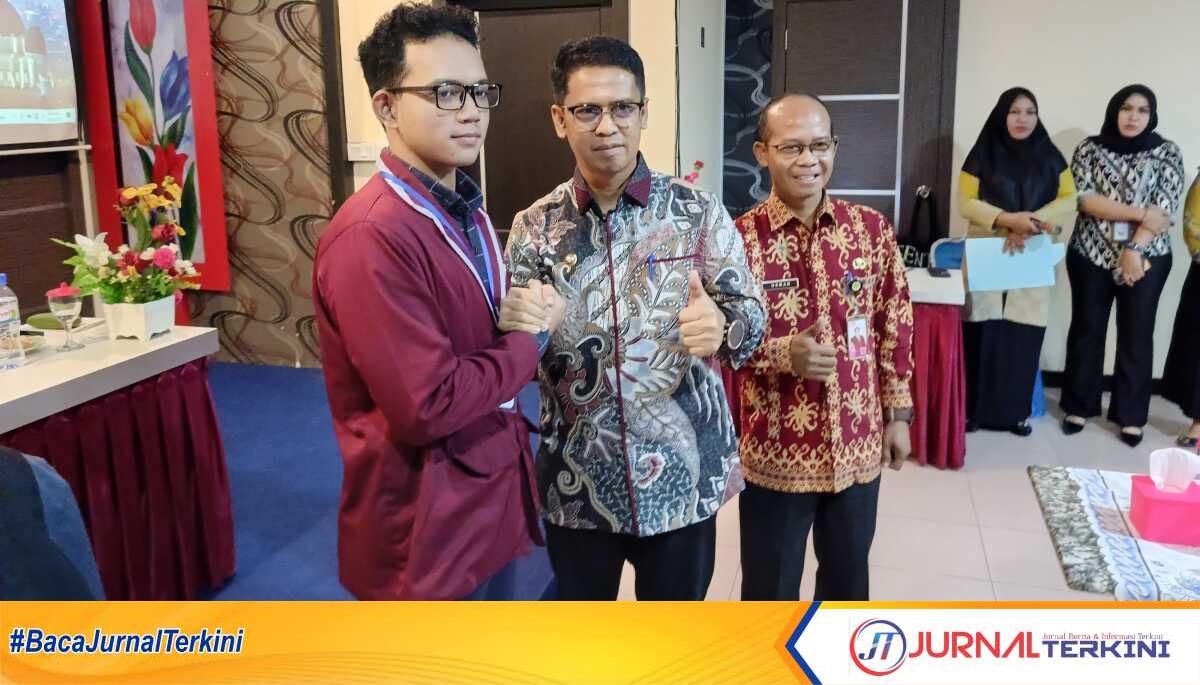 Bupati Karimun mengalungkan tanda peserta kepada salah seorang peserta yang mengikuti pelatihan kewirausahaan di Tanjung Balai Karimun, Kamis (10/7/2025).(JurnalTerkini.id/edy kencana)