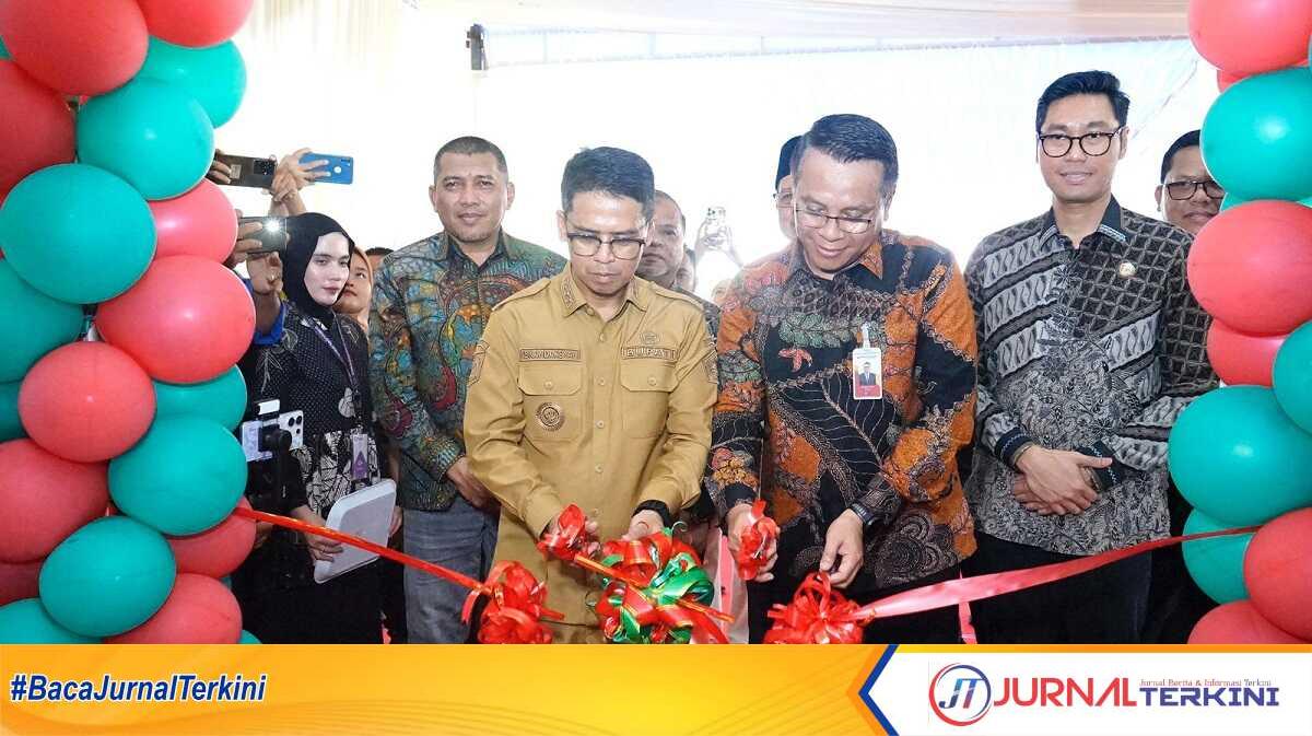 Bupati Karimun Iskandarsyah bersama Plt Dirut BRK Syariah menggunting pita peresmian kantor cabang pembantu BRK Syariah Karimun di Batu Lipai, Tanjung Balai Karimun, Senin (7/7/2025). (JurnalTerkini.id/edy kencana)