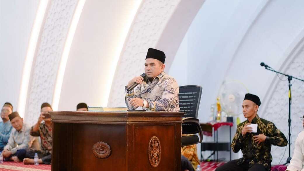 Wabup Candra saat berikan tausiyah Tahun Baru Islam di Masjid Raya Sulit Air, Kamis (26/06/2025). (Foto DiskominfokabSolok).