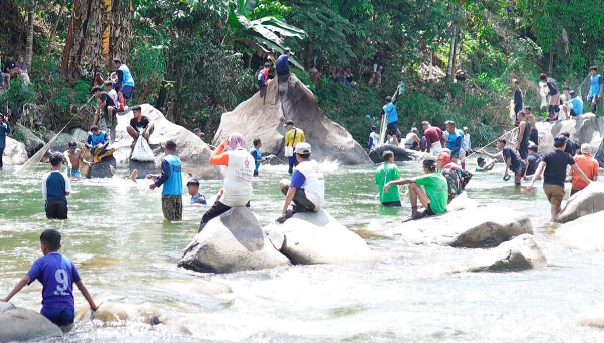Kegiatan Manjalo Ikan di Nagari Sungai abu, Kab Solok, Jum'at (04/04/2025). (Foto DiskominfokabSolok).