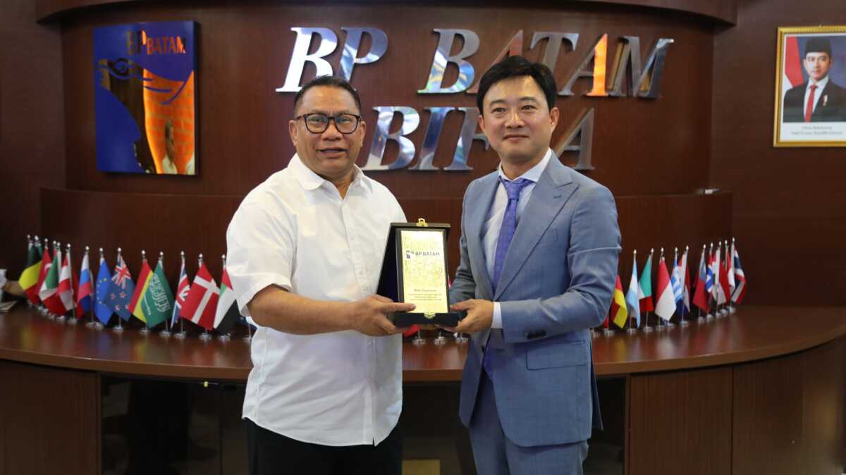 Deputi Bidang Investasi dan Pengusahaan BP Batam, Fary Francis menerima kunjungan Calon Investor dari Korea Selatan, Kim Junghyeon pada Selasa (8/7/2025) di Marketing Centre BP Batam. (Foto: humasbpbatam)