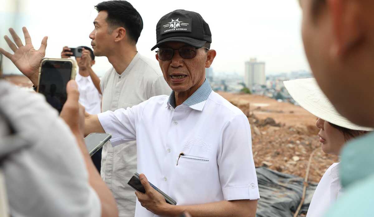 cut and fill hotel vista Kepala Badan Pengusahaan (BP) Batam, Amsakar Achmad bersama Wakil Kepala BP Batam, Li Claudia Chandra meninjau lokasi aktivitas cut and fill yang berada di lokasi Hotel Vista, Jumat (11/7/2025). (foto: humasbpbatam)