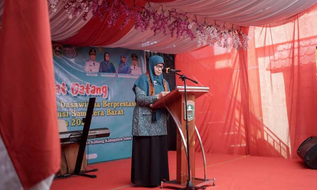 dasawisma berprestasi solok Ketua TP PKK Sumbar, Harneli Mahyeldi. (Foto DiskominfokabSolok).