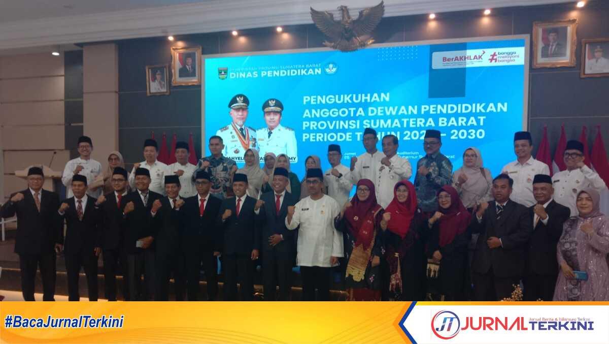 Gubernur Mahyeldi kukuhkan Dewan Pendidikan Prov Sumbar Periode 2025-2030. (Foto Adpim Sumbar).