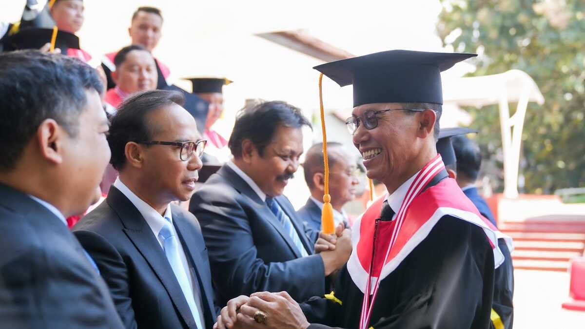 doktor amsakar achmad Wali Kota Batam sekaligus Kepala Badan Pengusahaan (BP) Batam Amsakar Achmad meraih gelar Doktor dalam acara Wisuda Doktor Ilmu Pemerintahan di Gedung Balairung Rudini Kampus Institut Pemerintahan Dalam Negeri (IPDN) Jatinangor, Jawa Barat, Rabu (23/7/2025). (foto: humasbpbatam)