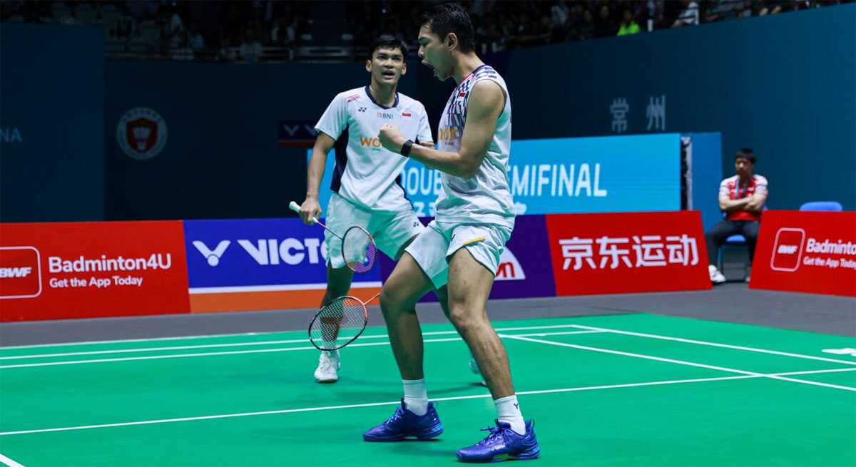 Fajar/Fikri merayakan kemenangan atas ganda Tiongkok, Liang Wei Keng/Wang Chang di babak semifinal China Open 2025 yang berlangsung di Changzhou, Sabtu (26/7/2025). (pbsi)