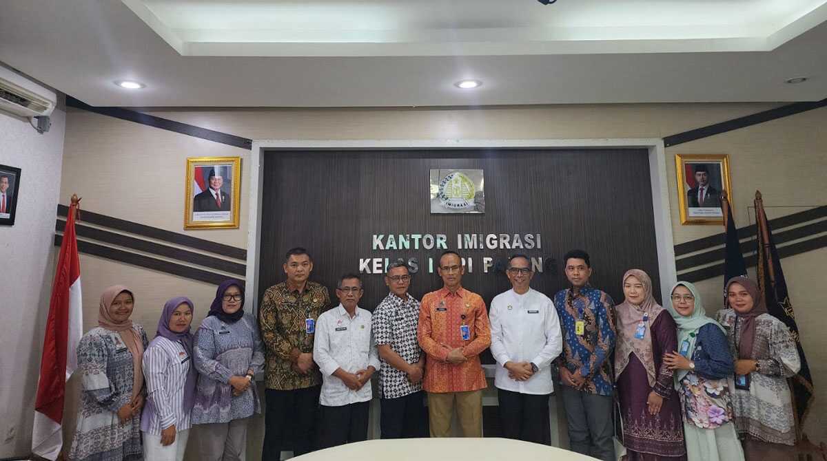 imigrasi solok Sekda Medison bersama tim saat kunjungan di Kantor Imigrasi Sumbar, Jum'at (16/05/2025). (Foto DiskominfokabSolok).