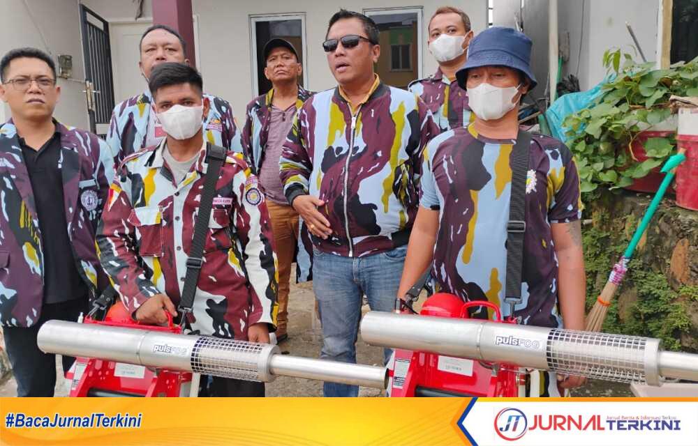 Ikatan Pemuda Karya (IPK) DPD Tingkat I Provinsi Kepulauan Riau (Kepri) menggelar pengasapan atau fogging untuk mencegah penyebaran penyakit DBD di Batam, Sabtu (12/7/2025). (JurnalTerkini.id/marto)