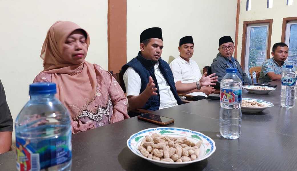 Wabup Solok saat Rapat Pembebasan Lahan untuk Jalan Nasional Aie Dingin, Sabtu (03/05/2025). (Foto DiskominfokabSolok)
