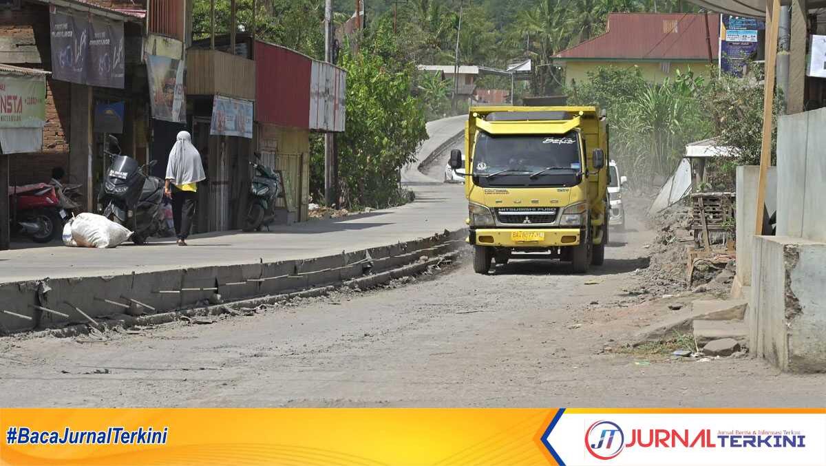 Jalan Payakumbuh-Lintau yang sedang dalam pengerjaan perbaikan. (Foto Adpim Sumbar).
