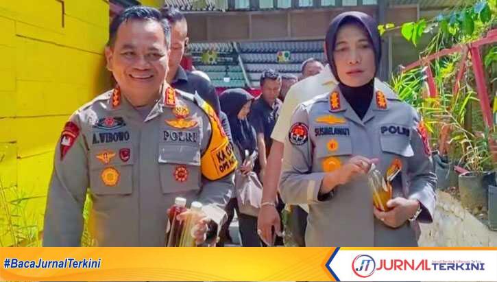 Kabid Humas Polda Sumbar bersama Kapolresta Padang meninjau kampung bebas narkoba di Bukit Karan, Kelurahan Kampung Rawang, Kecamatan Padang Selatan, Kota Padang, Kamis (17/7/2025). (JurnalTerkini.id/Amryan)