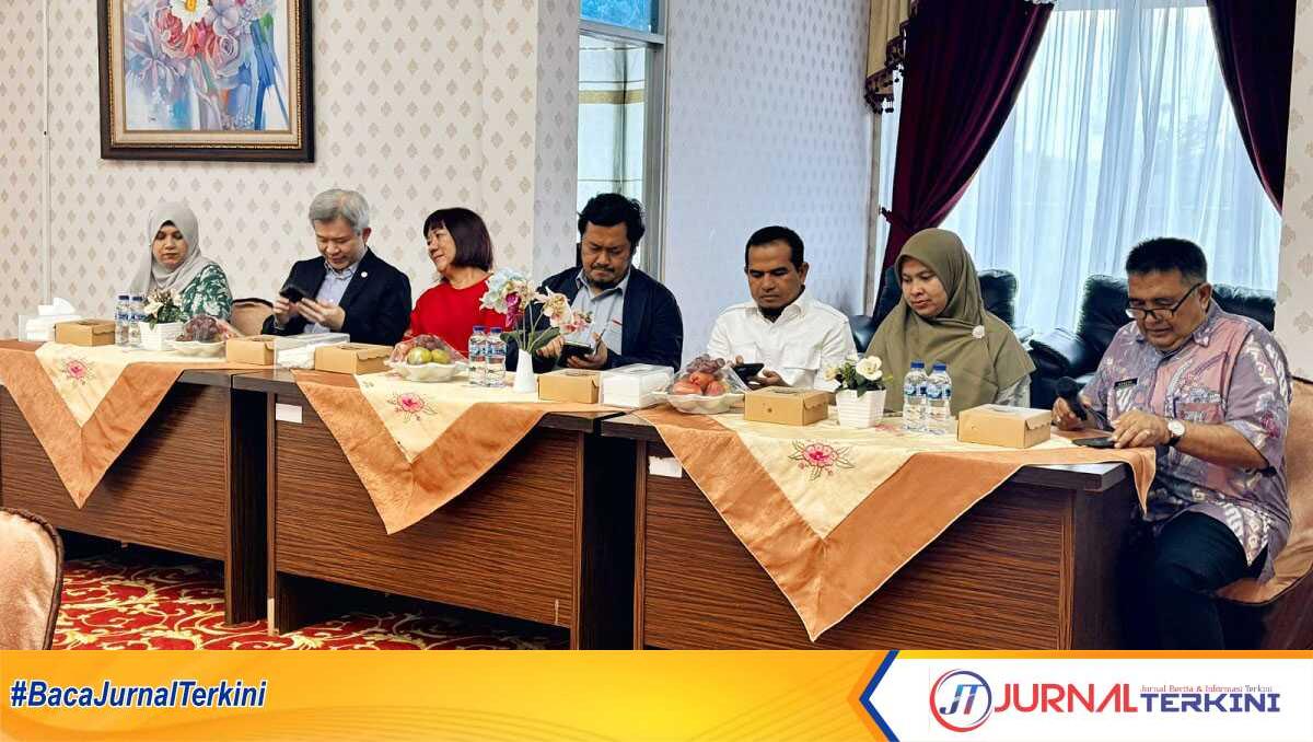 Pembahasan rancangan kerjasama dua PTN dengan City University Malaysia, Sabtu (26/07/2025). (Foto DiskominfokabSolok).