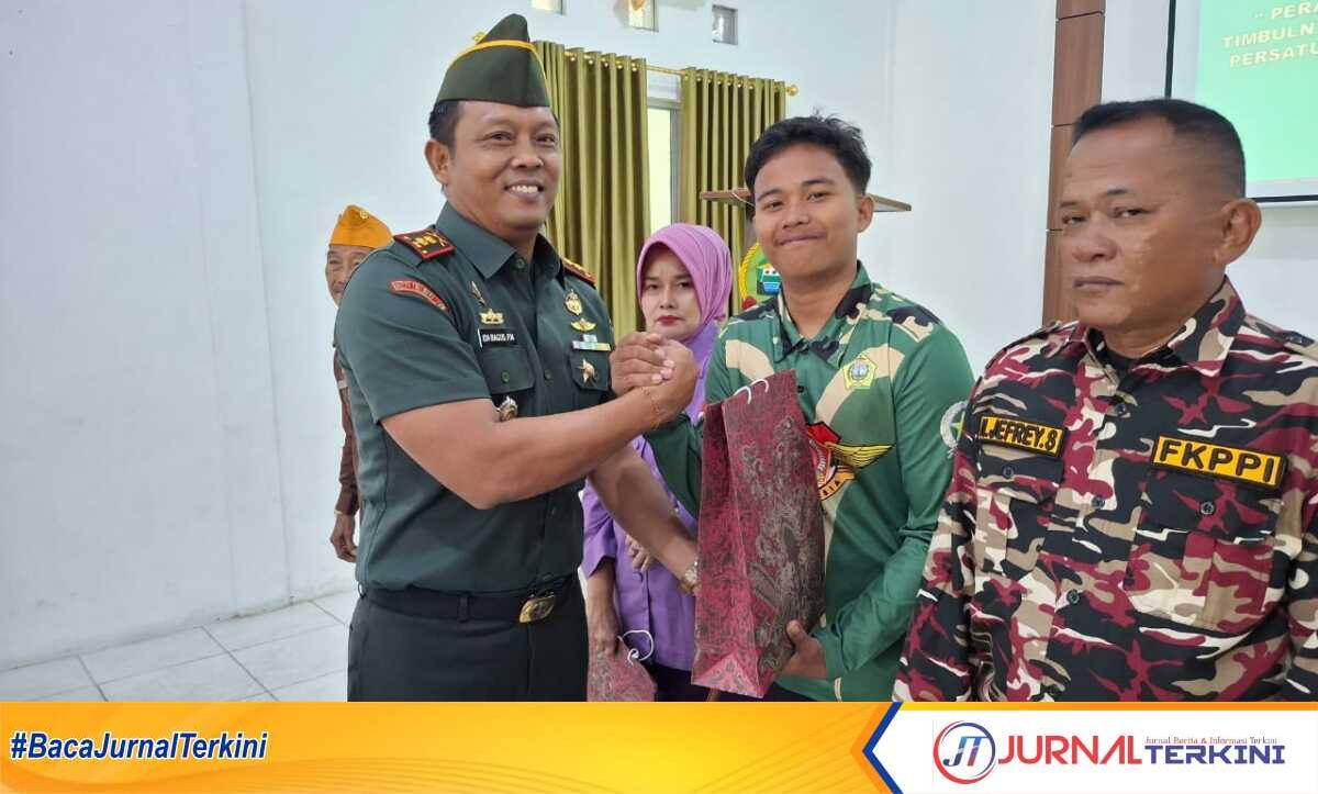 Dandim 0317/TBK Ida Bagus Putu Mudita menyerahkan bingkisan kepada anggota PPM Karimun. (JurnalTerkini.id/edy kencana)