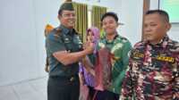 komsos Kodim Karimun Dandim 0317/TBK Ida Bagus Putu Mudita menyerahkan bingkisan kepada anggota PPM Karimun. (JurnalTerkini.id/edy kencana)