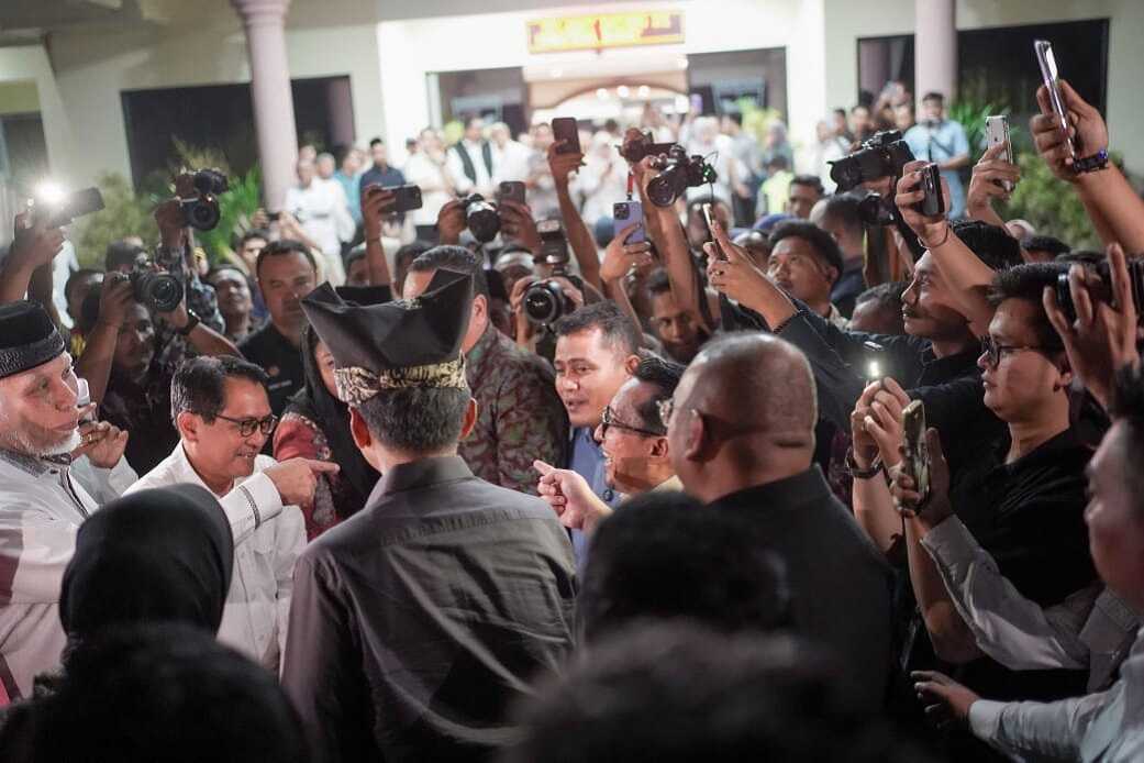 Bupati Solok saat menyambut kedatangan Menteri PUPR RI Dody Hanggodo, Jum'at (02/05/2025). (Foto DiskominfokabSolok)