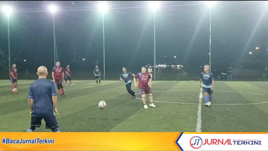 mini soccer pemda BRK Syariah Karimun Bupati Karimun ing Iskandar saat mengejar bola dalam pertandingan persahabatan melawan BRK Syariah di lapangan mini soccer Coastal Area, Tanjung Balai Karimun, Senin (7/7/2025). (JurnalTerkini.id/edy kencana)