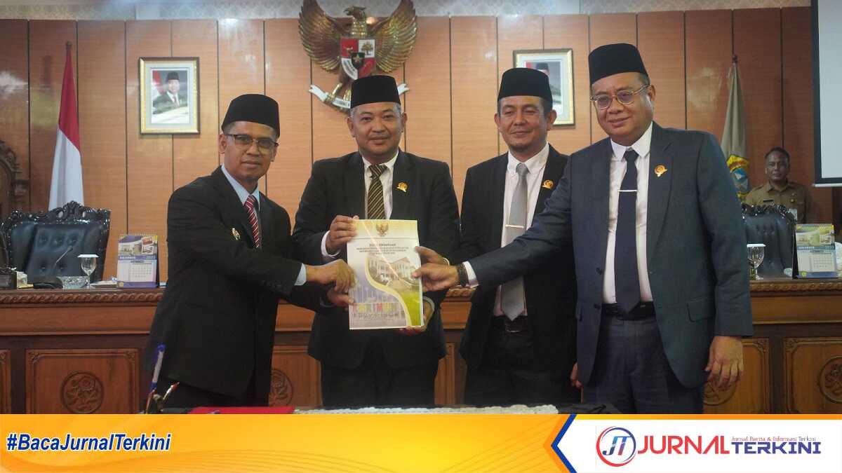 nota keuangan apbdp 2025 karimun ki-ka: Bupati Karimun Ing Iskandarsyah Ketua DPRD Raja Rafiza, Wakil Ketua DPRD Satria dan Wakil Ketua DPRD Ady Hermawan menunjukkan naskah Nota Keuangan dan Rancangan Perubahan Anggaran Pendapatan dan Belanja Daerah 2025 di Gedung DPRD Karimun, Selasa (01/07/2025). (JurnalTerkini.id/edy kencana)