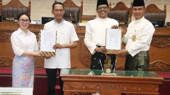 pakta integritas dprd batam DPRD Kota Batam bersama Pemerintah Kota Batam menandatangani Pakta Integritas Pokok-Pokok Pikiran DPRD Tahun Anggaran 2026 Penyusunan Rancangan KUA/PPAS APBD Kota Batam Tahun Anggaran 2026, dalam rapat paripurna yang digelar pada Jumat (11/7/2025) siang. (dprd.batam.go.id)