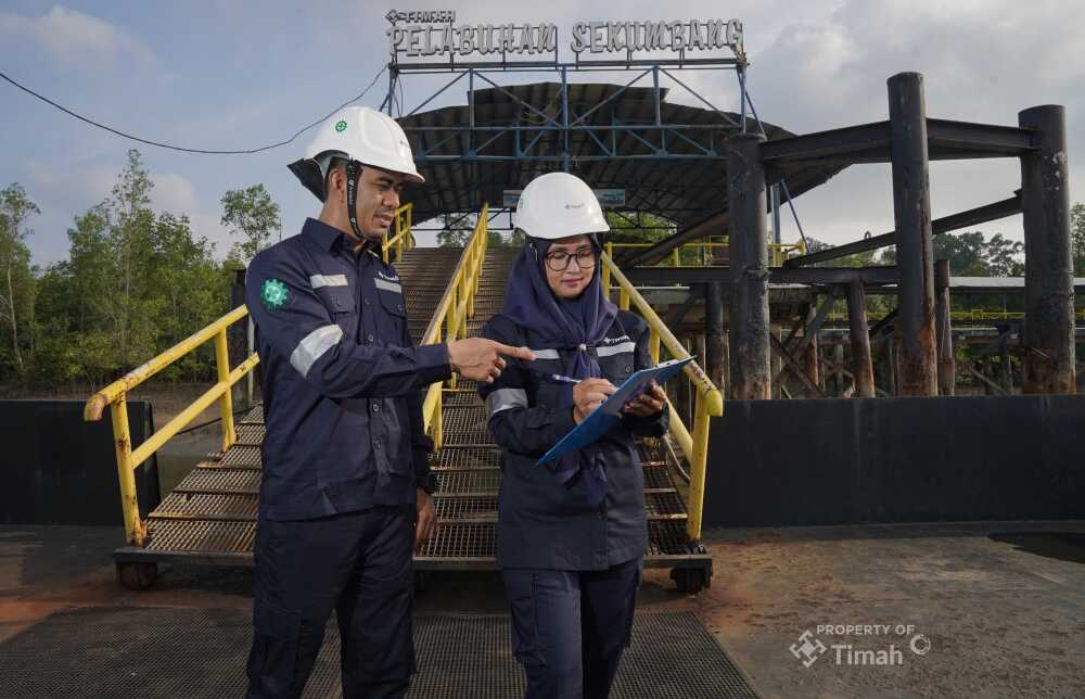 Ilustrasi: Karyawan PT Timah di Pelabuhan Sekumbang PT Timah Unit Prayun. (Timah)