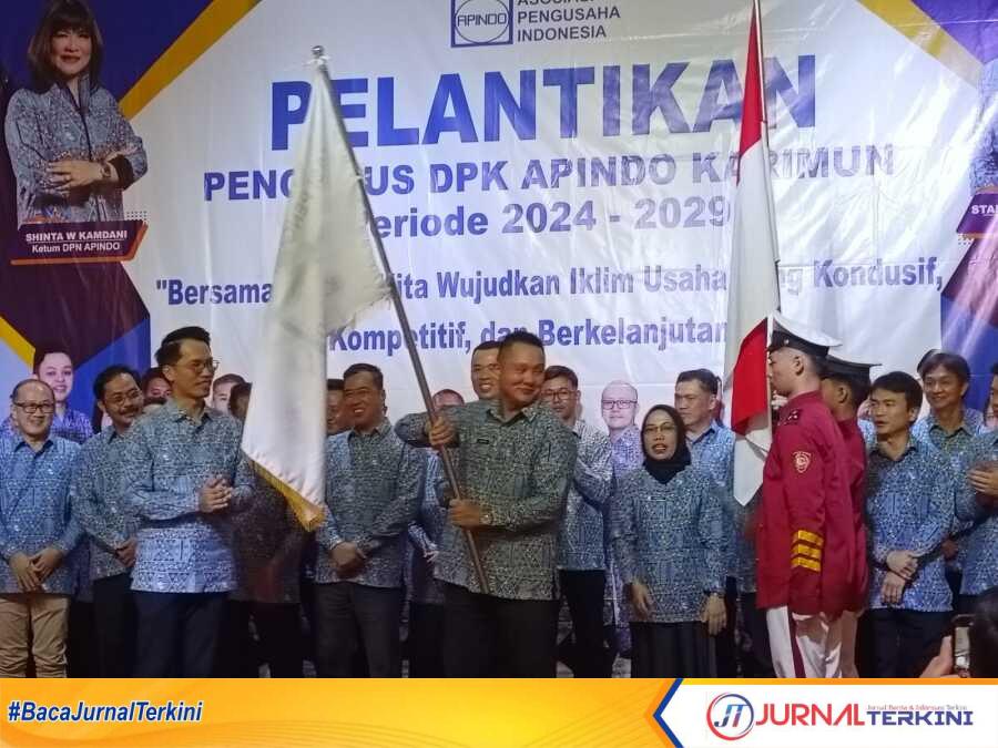 pelantikan Apindo Karimun Alam menerima pataka dalam acara pelantikan DPK Apindo Karimun di ballroom Hotel Aston Karimun City, Tanjung Balai Karimun, Rabu (16/7/2025) malam. (JurnalTerkini.id/edy kencana)