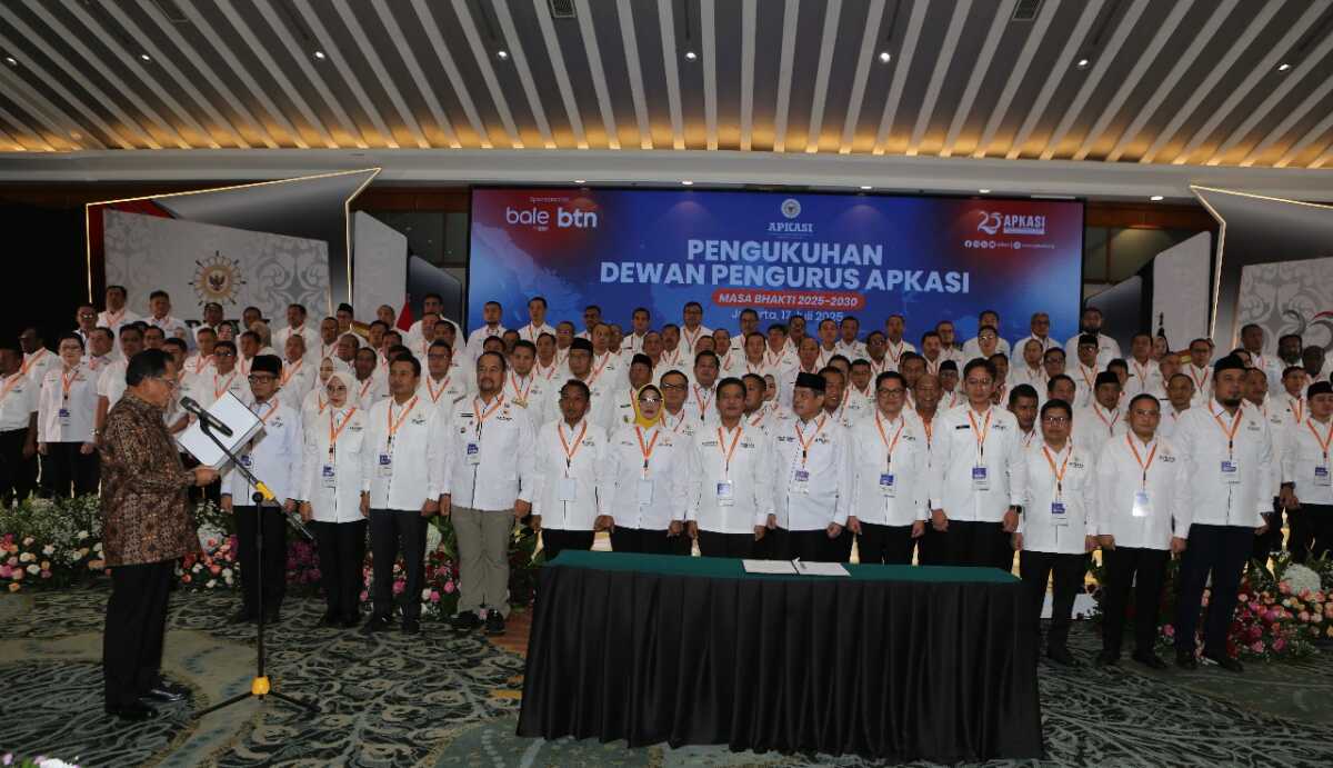 pelantikan apkasi Mendagri mengukuhkan Dewan Pengurus APKASI pada Kamis (17/07/2025). (Foto DiskominfokabSolok).