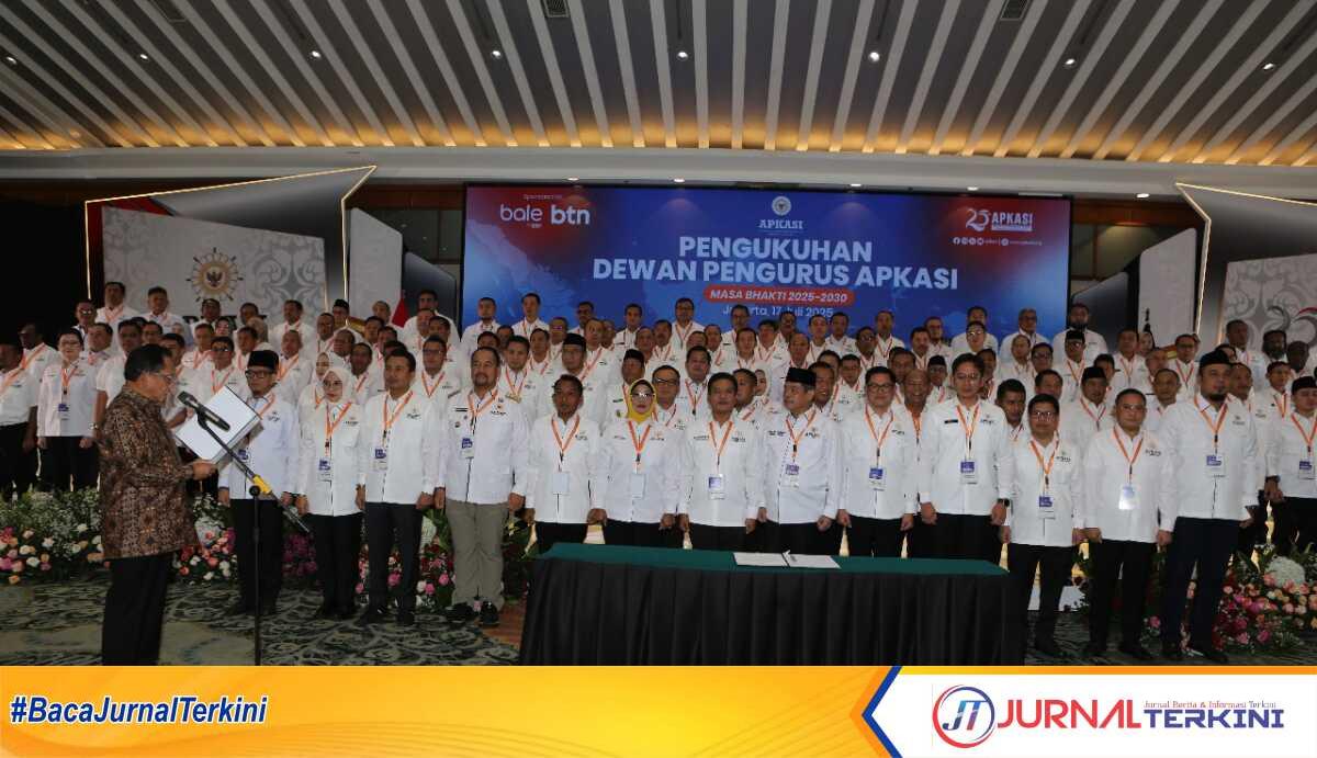 Mendagri mengukuhkan Dewan Pengurus APKASI pada Kamis (17/07/2025). (Foto DiskominfokabSolok).
