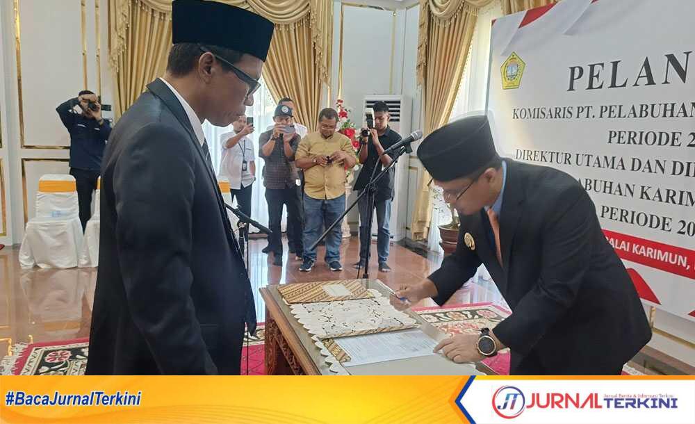 Bupati Karimun Iskandarsyah menandatangani naskah pelantikan Direktur Utama, Direktur Operasional dan dua komisaris PT Pelabuhan Karimun di rumah dinasnya, Rabu (16/7/2025). (JurnalTerkini.id/edy kencana)