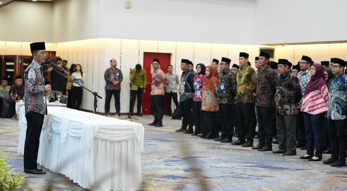Kepala Badan Pengusahaan (BP) Batam, Amsakar Achmad melantik 93 pejabat tingkat III dan 204 pejabat tingkat IV di lingkungan BP Batam pada Jum'at (4/7/2025) di Balarungsari BP Batam.