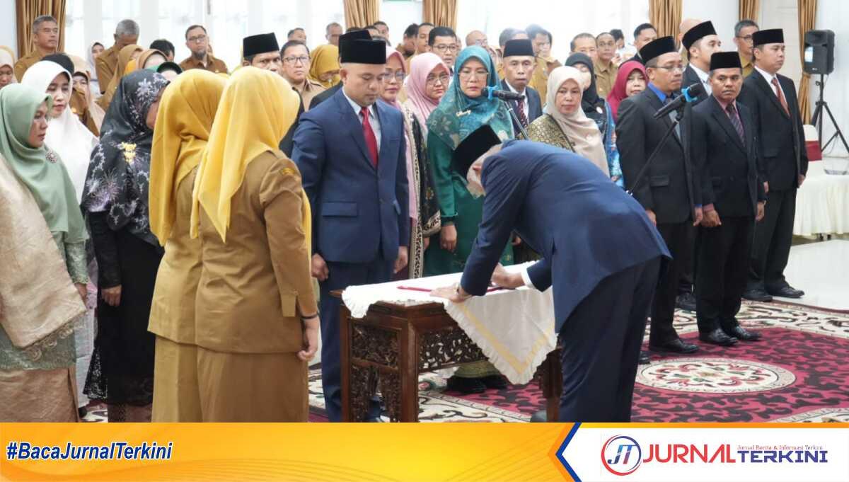 pelantikan pejabat sumbar Gubernur Mahyeldi melantik 25 pejabat manajerial di lingkungan Pemprov Sumbar pada Selasa (22/07/2025). (Foto Adpim Sumbar).