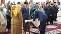 Gubernur Mahyeldi melantik 25 pejabat manajerial di lingkungan Pemprov Sumbar pada Selasa (22/07/2025). (Foto Adpim Sumbar).