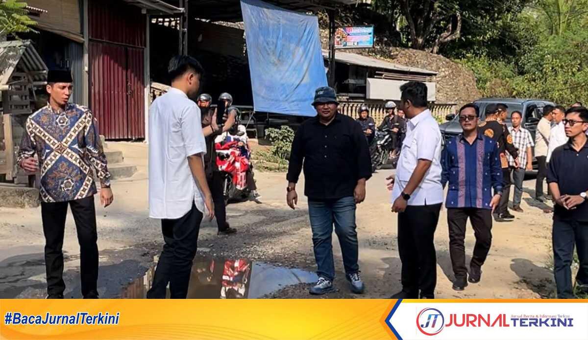 perbaikan jalan di sawahlunto Wagub Sumbar, Vasko Ruseimy saat meninjau langsung Kerusakan Jalan di Sawahlunto, Jum'at (27/06/2025).(Foto Adpim Sumbar).