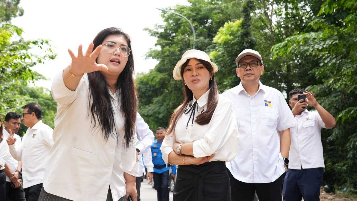 perbaikan jaringan pipa batam Anggota/Deputi Bidang Pelayanan Umum, Ariastuty Sirait (kiri) dan Wakil Kepala BP Batam Li Claudia Chandra meninjau jaringan pipa yang rusak di kawasan Hotel Vista. (foto: humasbpbatam)