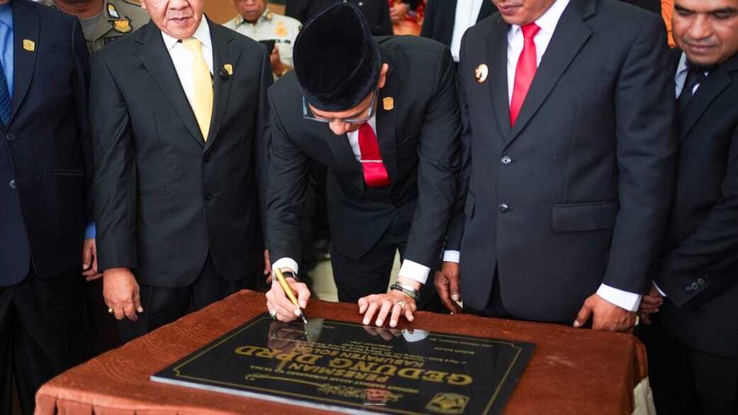 Bupati Solok Jon Firman Pandu saat meresmikan Gedung DPRD Kab Solok, Rabu (09/04/2025). ) (foto DiskominfokabSolok).