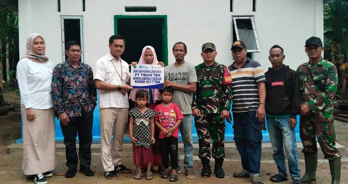 Penyerahan secara simbolis rumah layak huni di Karimun yang dibangun PT Timah bersama Kodim 0317/TBK. (timah)