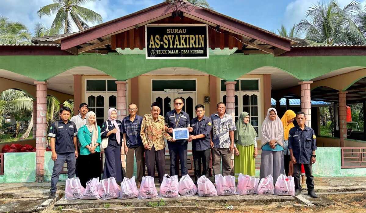 PT Timah menyerahkan puluhan paket sembako kepada warga yang didominasi lansia di Surau As-Syakirin, Teluk Dalam, Kecamatan Kundur, Kabupaten Karimun, Kepulauan Riau, Rabu (23/7/2025). (timah)