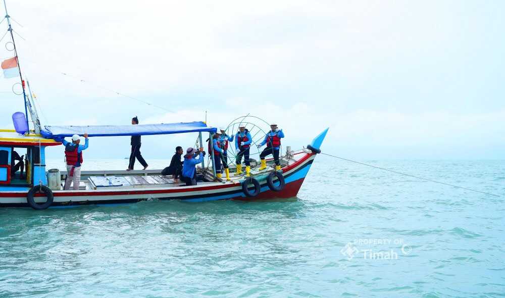 PT Timah kembali menggelamkan fish shelter yang dilaksanakan di Perairan Tanjung Kubu, Kabupaten Bangka Selatan pada Selasa (24/6/2025). (timah)