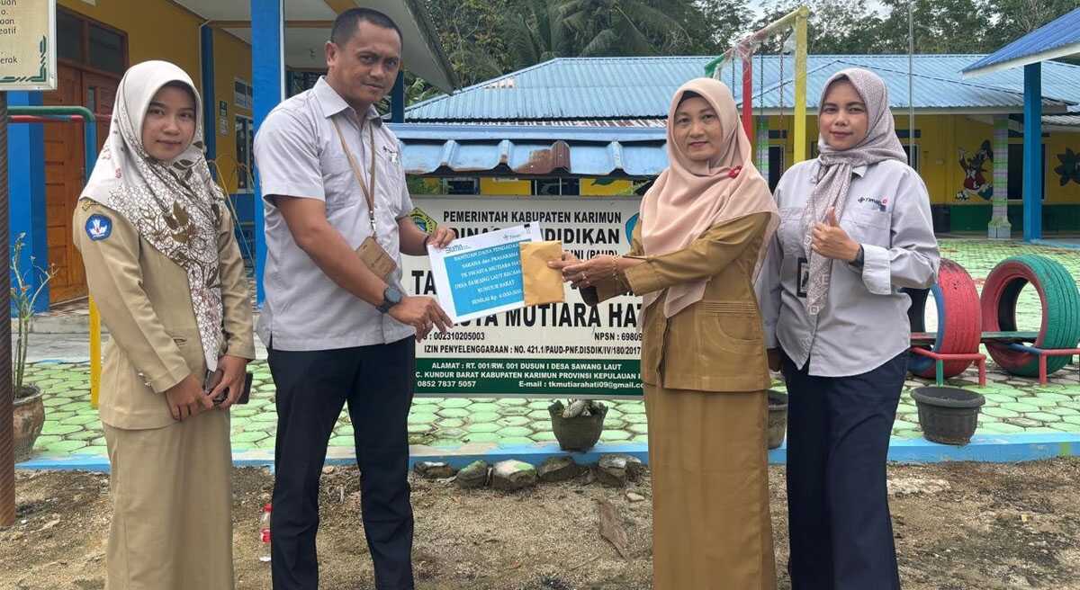 PT Timah menyerahkan bantuan sarana dan prasarana sekolah kepada TK Swasta Mutiara Hati, Desa Sawang Laut, Kecamatan Kundur, Kabupaten Karimun, Kepulauan Riau. (timah)