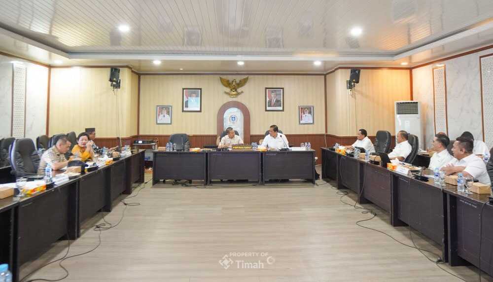 PT Timah menghadiri Rapat Dengar Pendapat (RDP) bersama DPRD Provinsi Kepulauan Bangka Belitung yang dilaksanakan di Ruang Banmus DPRD Babel, Kamis (17/7/2025). (timah)